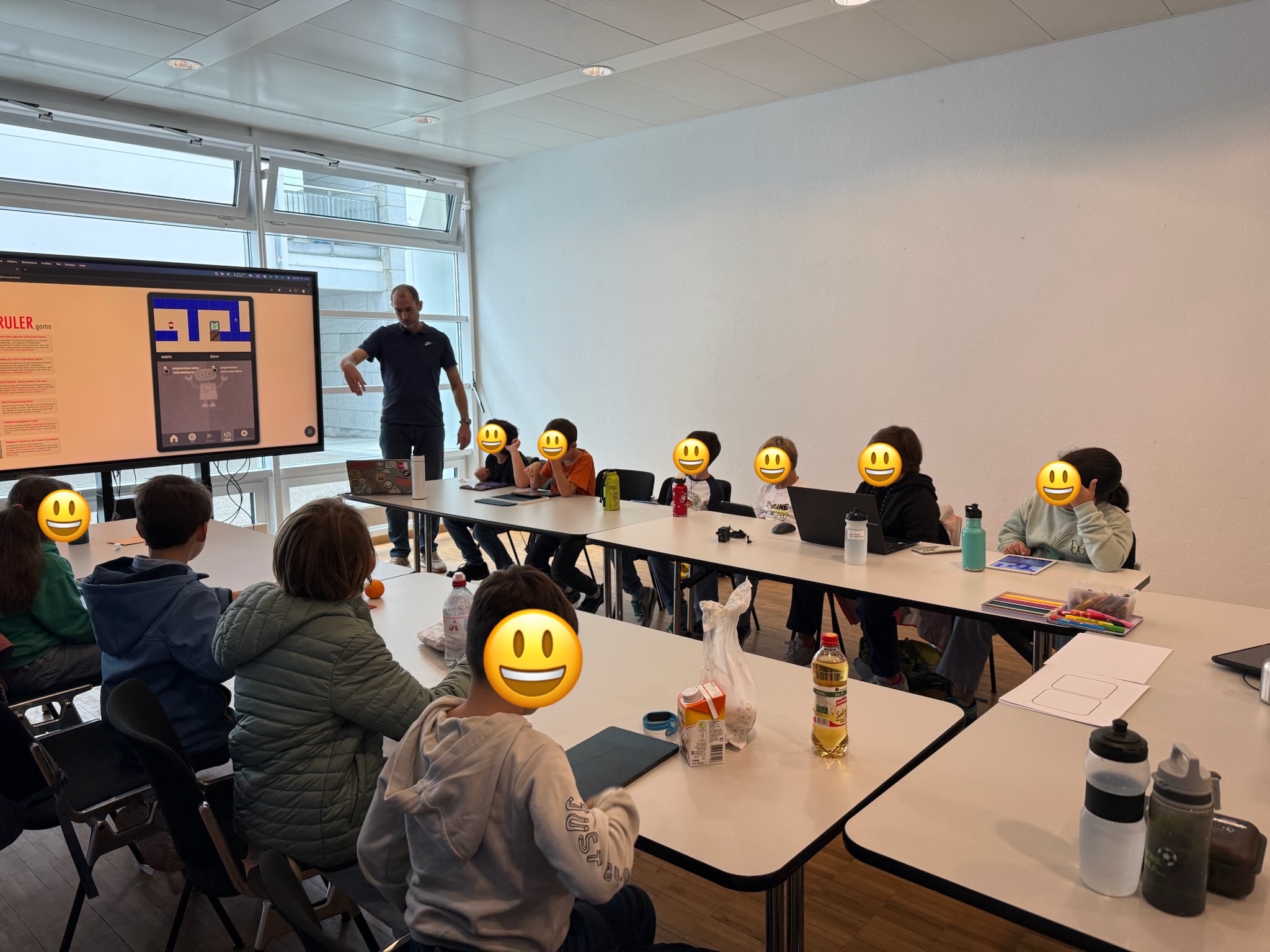 Kinder beim Videogame-Programmier-Kurs in Meggen, Luzern